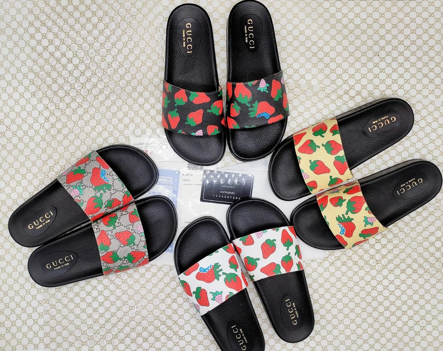👟👟Ex-factory price 220👟👟 Couple model 🎗Gucci "Gucci" slippers, a much-anticipated one, so beautiful that it will melt your hearts❤,! It is simply a masterpiece of extraordinary craftsmanship. It is a must-have for everyone. It is made by open molding. The foot feels Q-elastic and super soft. The upper foot is super delicate. Size number (35~47), exclusive model, with many layouts, there is always one you like🎉🎉